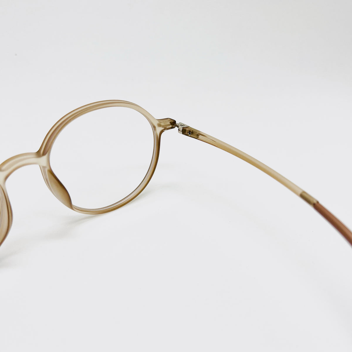 Pupilas Lejanas (Beige-montura)